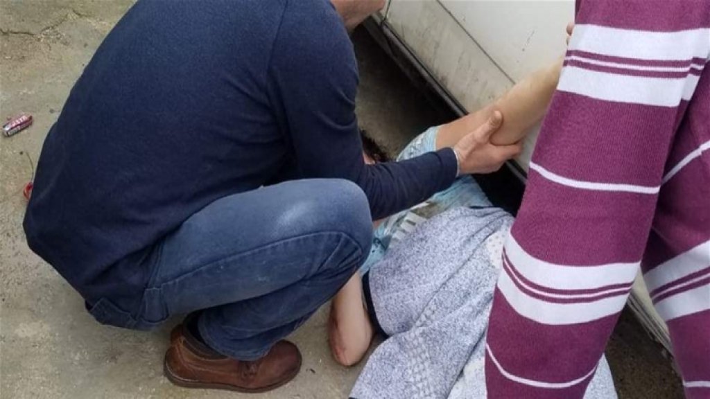 سقطت من سيارتها وإنزلقت تحت سيارة المارسيدس على طريق عام حلبا الجومة
