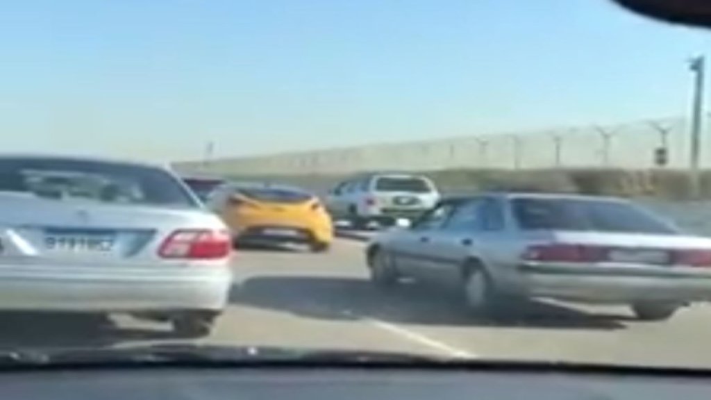 بالفيديو/على طريق المطار... صعد على الرصيف متخطياً السيارت و"لو  بيصحلو يطلع يمشي عالمدرج ما بيقصر!"