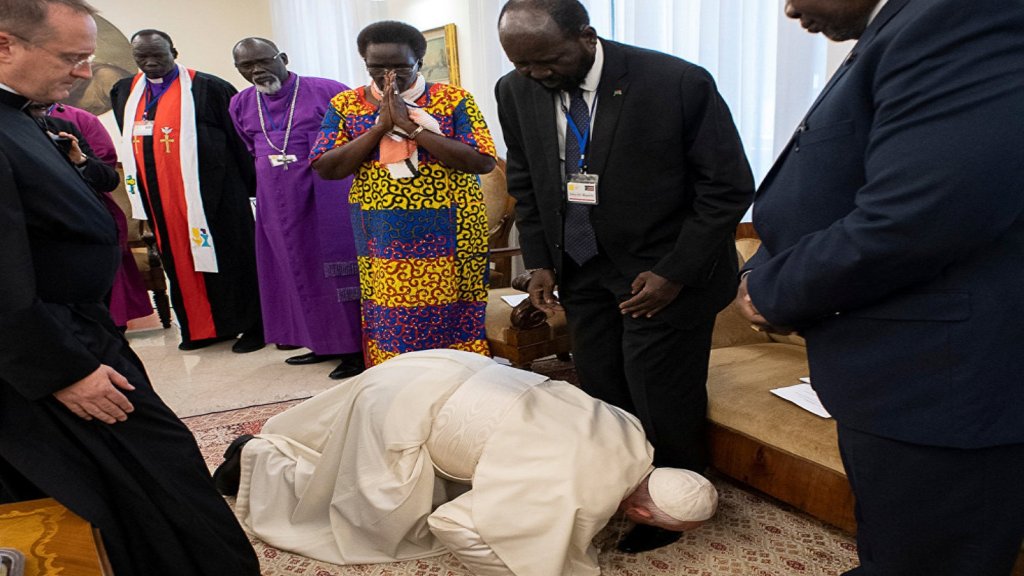 بالفيديو/ البابا فرنسيس يقبل أقدام زعماء جنوب السودان المنقسمين في الفاتيكان لتعزيز السلام