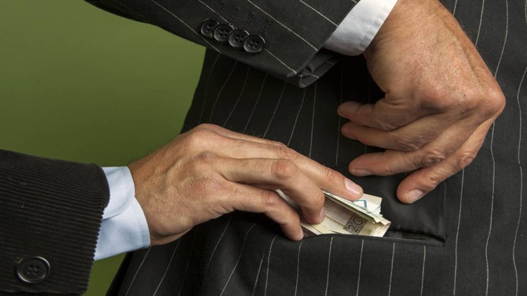 دهم منزل محامٍ مشتبه به بملف رشوة وتزوير في تمنين التحتا...نقابة المحامين رفعت الحصانة عنه