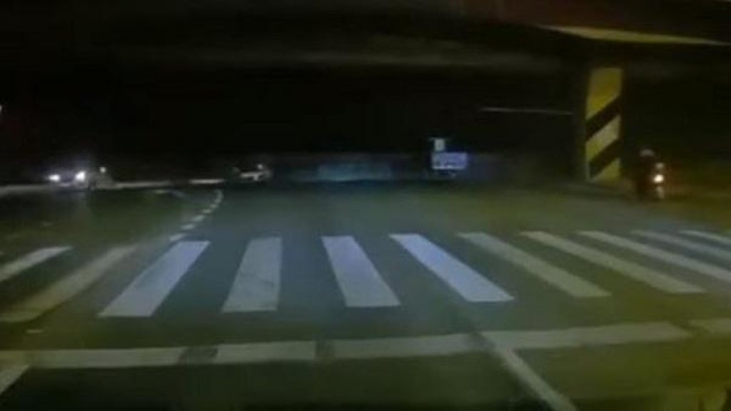 بالفيديو/ مشاهد مرعبة للحظة انهيار جسر على طريق سريع في الصين فوق السيارات ووقوع قتلى