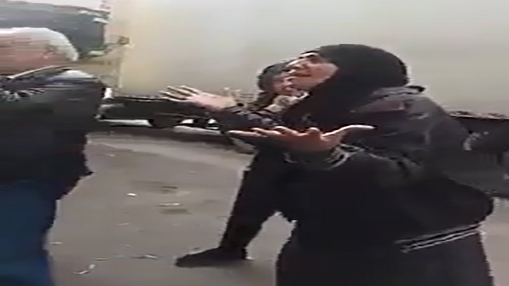 بالفيديو/ سيدة تصرخ أمام إحدى المصارف "ولادي بلا أكل"! مطالبة بنقودها