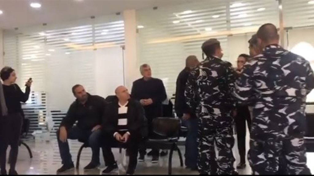 بسبب كثرة الإشكالات... موظفو المصارف يلوحون بالإضراب: "نناشد حمايتنا من تجاوزات من يدعون أنهم ثوار على الفساد"