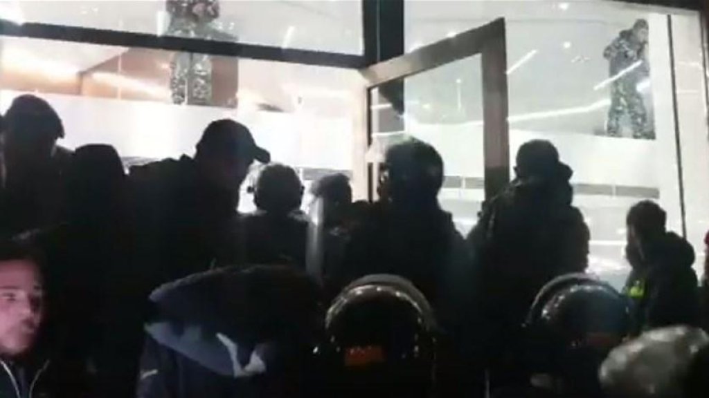 بالفيديو/ القوى الأمنية تحاول السيطرة على الوضع أمام مصرف في حلبا...أطلقوا النار في الهواء لتفريق المحتجين وفض الإشكال