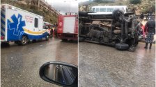 بالصور/ انقلاب فان لنقل الركاب على اوتستراد كازينو لبنان وسقوط 4 جرحى