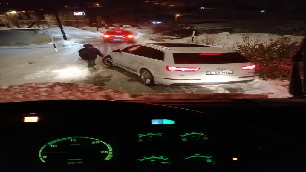 بالصور/ إنقاذ مواطنين احتجزتهم الثلوج داخل 6 سيارات على طريق فقرا/كفردبيان-بقعتوتة