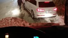 بالصور/ إنقاذ مواطنين احتجزتهم الثلوج داخل 6 سيارات على طريق فقرا/كفردبيان-بقعتوتة