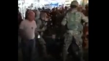 فيديو لعناصر من الجيش يقومون باعتقال بعض الشبان الذين أقفلوا الاوتستراد في ذوق مصبح