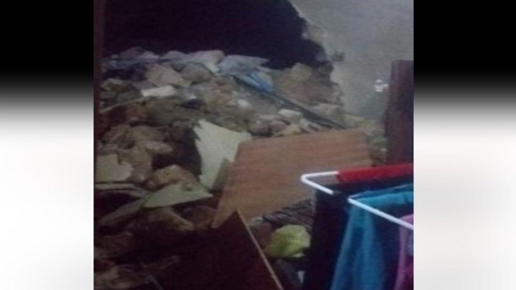 بالفيديو/ انهيار اقسام من منزل في طرابلس ونجاة ام وبناتها بأعجوبة