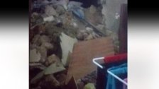 بالفيديو/ انهيار اقسام من منزل في طرابلس ونجاة ام وبناتها بأعجوبة