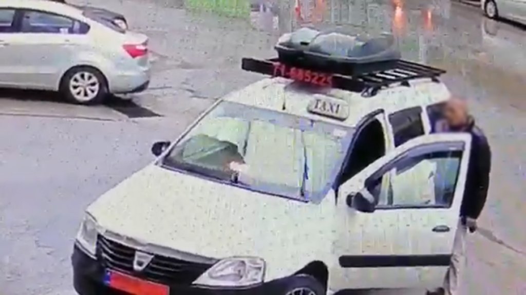 بالفيديو/ سرقة سيارة تاكسي في وضح النهار...السائق ترك المفتاح داخل السيارة وترجل لبضع دقائق...ليصعد أحدهم ويسرقها!