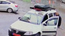 بالفيديو/ سرقة سيارة تاكسي في وضح النهار...السائق ترك المفتاح داخل السيارة وترجل لبضع دقائق...ليصعد أحدهم ويسرقها!