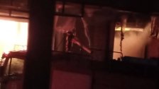 بالصور/ الدفاع المدني يواصل العمل على إخماد الحريق الهائل داخل مستودع للمحارم الورقية في المنصورية (عين نجم)