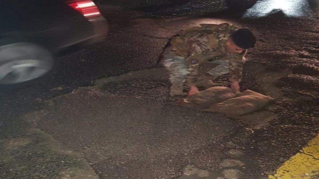 بالصور/ عناصر من الجيش اللبناني استعانوا بأكياس رمال لحل مشكلة حفر اوتوستراد جبيل تسهيلاً لحركة مرور المواطنين!
