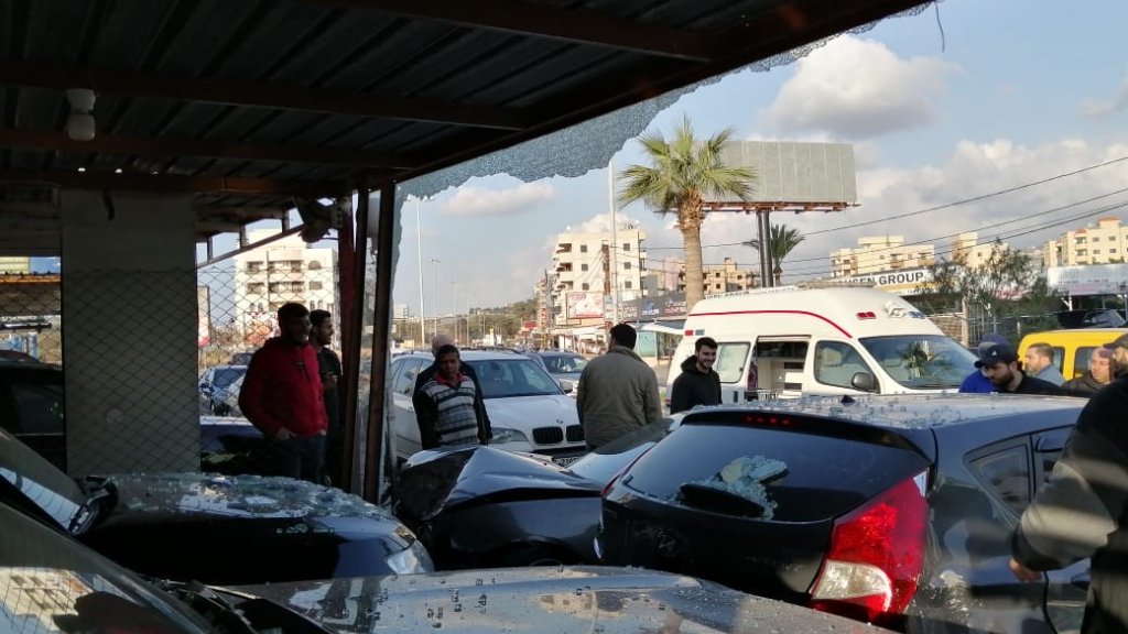 إصابة شابة بجروح بعدما فقدت شقيقتها السيطرة على سيارتها واجتاحت معرضاً للسيارات في صيدا 