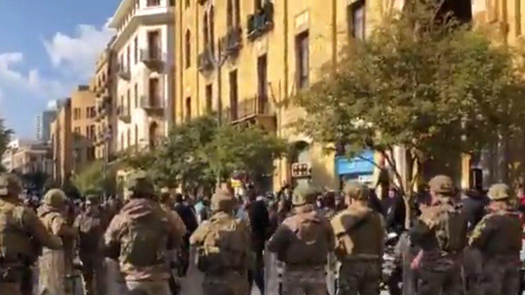 بالفيديو/ إشكال أمام بلدية بيروت بين محتجين ومتظاهرين مؤيدين للبلدية ووصول قوة من الجيش الى المكان