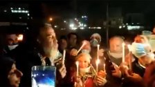 بالفيديو/ على ضوء الشموع محتجون يرددون &quot;هابي بيرثداي كهربا&quot; عند طريق البحصاص - طرابلس