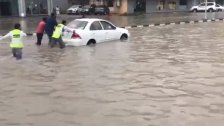 بالفيديو/ أمطار غزيرة في الامارات...والسيارات تغرق بالمياه!