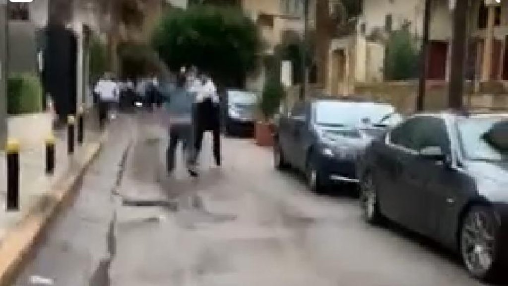 بالفيديو / اشكال اثناء محاولة المحتجين طرد سامي فتفت وطارق المرعبي من أحد المطاعم