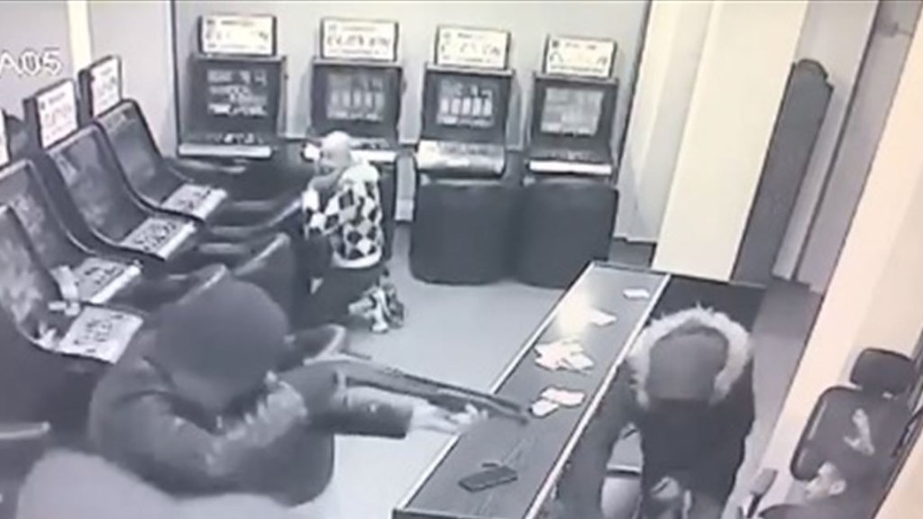 بالفيديو/ "عمليات خاطفة"...مسلحون ملثمون يسرقون عدد من المحال في لبنان في وقت قليل جداً!