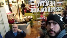 بالفيديو/ محتجون يخرجون النائب السابق اميل رحمة من مقهى في الكسليك