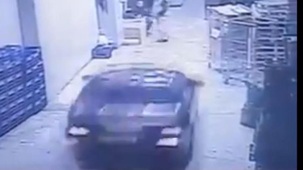 بالفيديو/ حادث مروع في Spinneys الاشرفية...إقتحمت سيّارة المستودعات وأدى الحادث الى وقوع 3 جرحى بينهم حالة حرجة