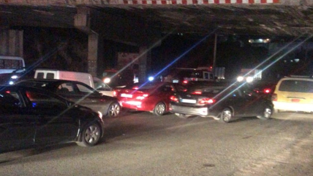 محتجون قطعوا أوتوستراد غزير بسياراتهم بالاتجاهين والجيش يحاول فتح مسرب