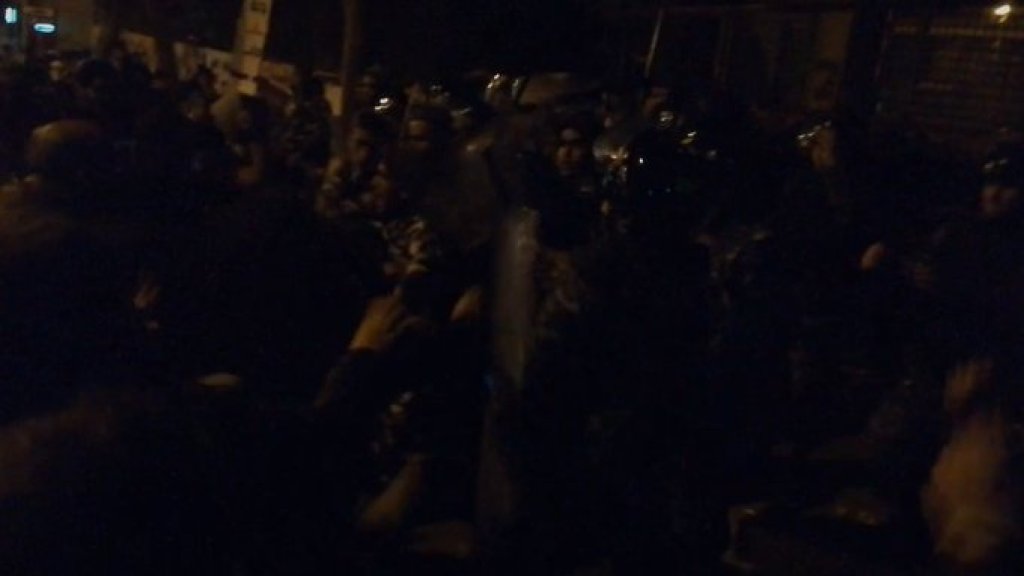 بالفيديو/ تدافع حصل بين القوى الأمنية والمحتجين أمام مصرف لبنان في شارع الحمرا 