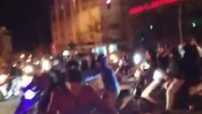 بالفيديو/ مجموعات على دراجات نارية انطلقت من شارع السادات للعودة الى مصرف لبنان بعد تواجد عناصر الجيش على طول خط شارع الحمرا