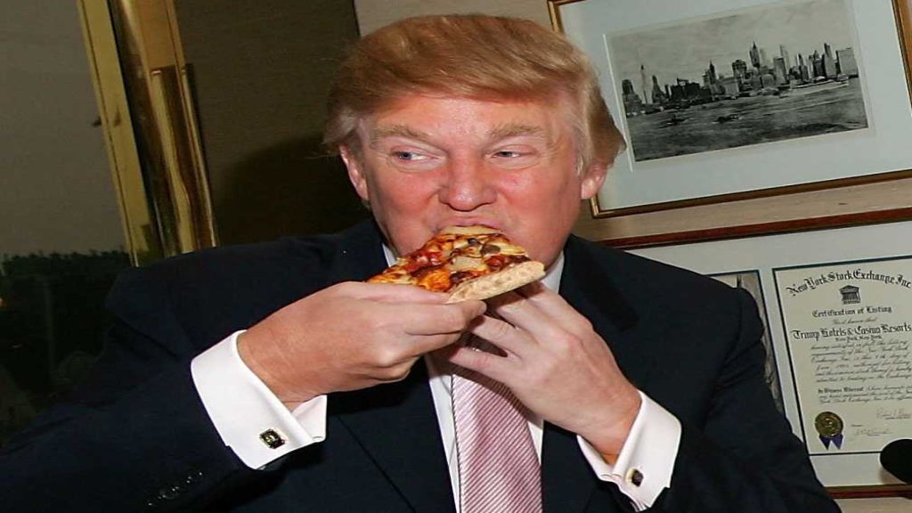ترامب يحذف &quot;الأكل الصحي&quot; من المدارس ويستبدله بوجباته المفضلة من البيتزا وشطائر البرغر والبطاطس المقلية!