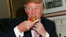 ترامب يحذف &quot;الأكل الصحي&quot; من المدارس ويستبدله بوجباته المفضلة من البيتزا وشطائر البرغر والبطاطس المقلية!
