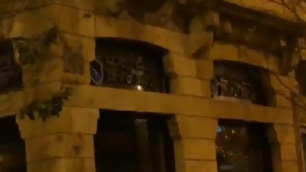 فيديو متداول لتحطيم زجاج بنك بيروت في وسط بيروت