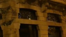 فيديو متداول لتحطيم زجاج بنك بيروت في وسط بيروت
