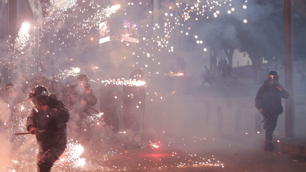 سكاي نيوز نقلاً عن مصادر طبية: نحو 400 جريح في اشتباكات المتظاهرين وقوات الأمن في لبنان ليل السبت الأحد