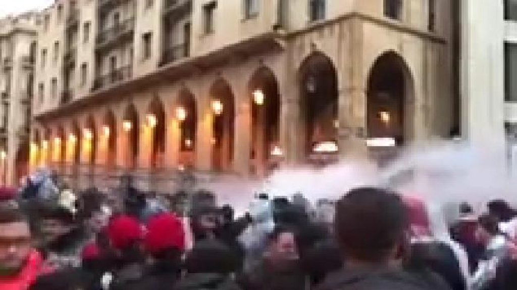 بالفيديو/ قوى الأمن تستعمل القنابل المسيّلة للدموع لتفريق المتظاهرين وسط بيروت