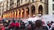 بالفيديو/ قوى الأمن تستعمل القنابل المسيّلة للدموع لتفريق المتظاهرين وسط بيروت