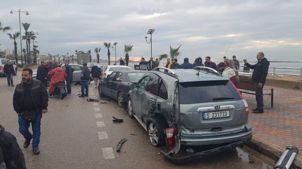 سائق فقد السيطرة على سيارته عند الكورنيش البحري لمدينة صيدا واجتاح 3 سيارات متوقفة الى جانب الرصيف!