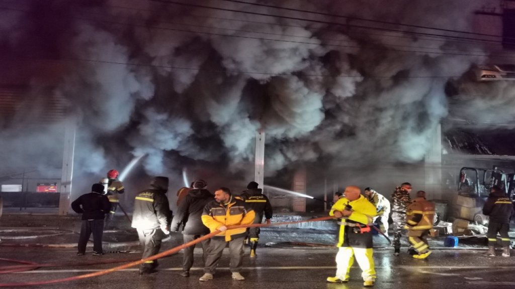 بالصور والفيديو/ 11 سيارة إطفاء للدفاع المدني وسيارة إطفاء للجيش عملوا على إخماد حريق هائل اندلع ليلاً في محلات للخرضوات في الفرزل البقاع