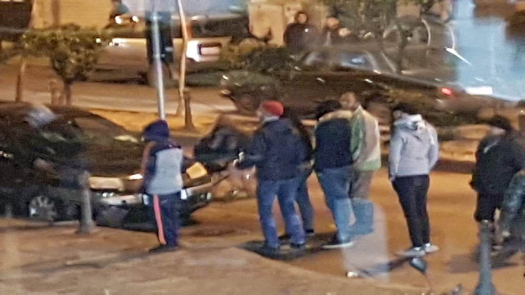 بالفيديو/ تحطيم واجهات مصرف "سيدروس" في شارع المصارف في طرابلس