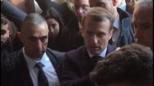 بالفيديو/ الرئيس الفرنسي ماكرون يطرد الأمن الإسرائيلي خلال زيارته لكنيسة القديسة حنة في القدس 