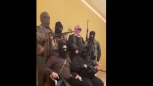 بالفيديو / مجموعة مسلحة تقول انها من عشيرة "شريف" تهدد قطاع الطرق بعد الاعتداء على عسكري من ابنائها!
