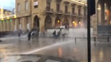 بالفيديو/ هكذا يبدو المشهد في وسط بيروت حيث ان القوى الامنية ترش المياه باتجاه المتظاهرين الذين يرمون الحجارة على العناصر عند أحد مداخل مجلس النواب	
