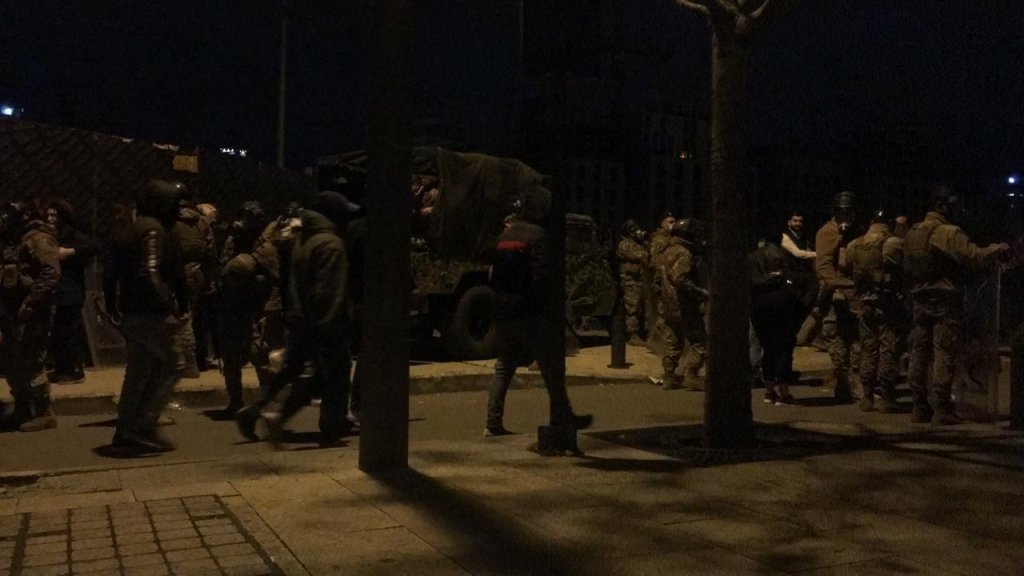  "الوكالة الوطنية": عناصر الجيش تحكم السيطرة على كل المداخل المؤدية إلى مجلس النواب، فيما تتصدى قوى مكافحة الشغب للمحتجين