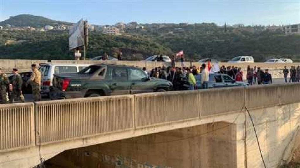 الـ MTV: الجيش يمنع العشرات من الباصات المتوجهة الى المجلس من متابعة طريقها 