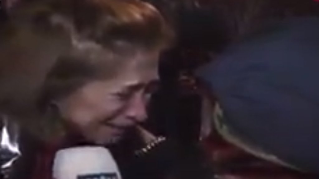 بالفيديو/ سيدة تذرف الدموع على الهواء: ولادنا عم بقتلوا بعض