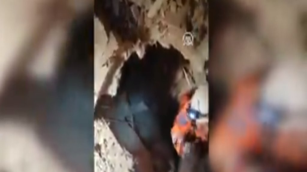 بالفيديو/ إنقاذ سيدة وطفلتها من تحت الأنقاض في تركيا بعد نحو 23 ساعة من وقوع زلزال عنيف