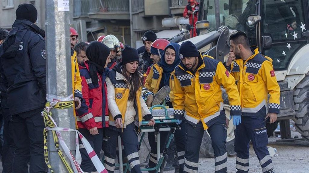 إنقاذ سيدة تركية بعدما قضت 19 ساعة تحت الأنقاض بعد زلزال ألازيغ