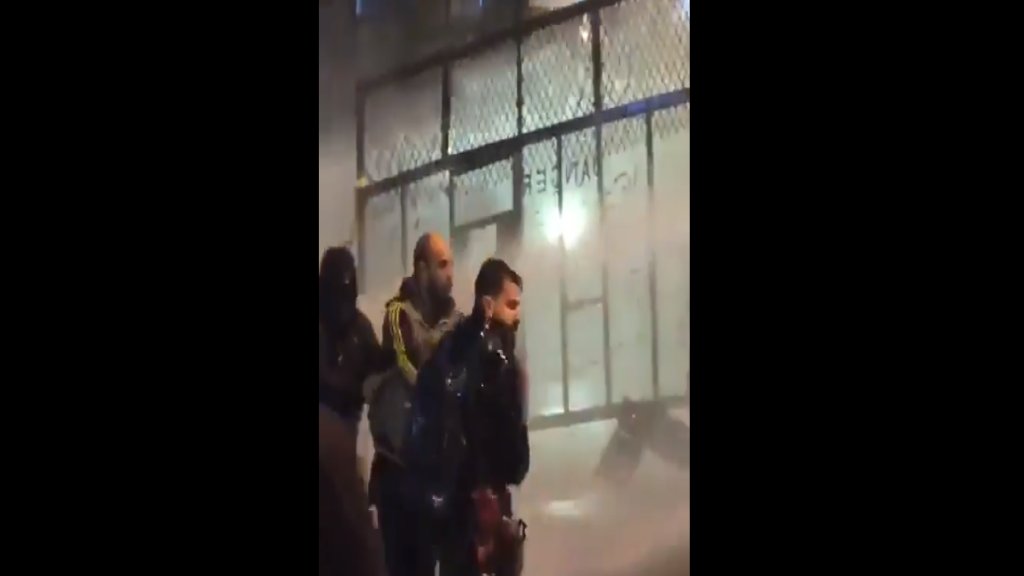 اتحاد حماية الأحداث: "غير مقبول استعمال طفل من والده كدرع بشري...كان على الشخص الذي يستعمل الماء إبعاد الخرطوم واستعمال مكبر الصوت لإعلام الأب بضرورة حماية الطفل"