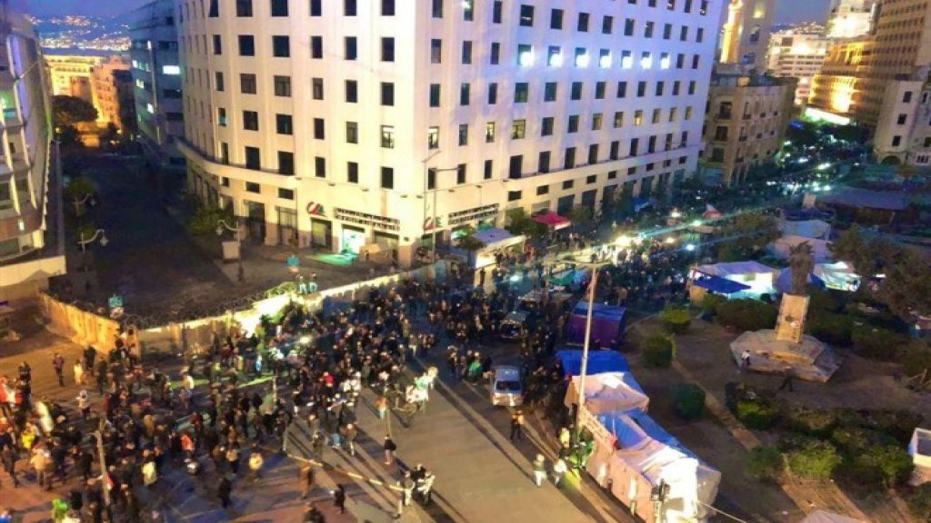 عدد من المحتجين أمام  مدخل ساحة النجمة يقرعون على البوابات الحديدية كتعبير عن الغضب