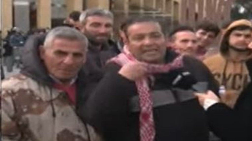 بالفيديو / هجوم عنيف من شبان طرابلس على الحريري بعد اكتمال النصاب:  عيب يا سعد، انت المرتزق!